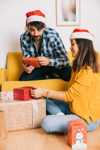 Foto gratuita pareja con cajas de regalo