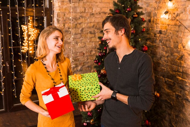 Pareja con cajas de regalo