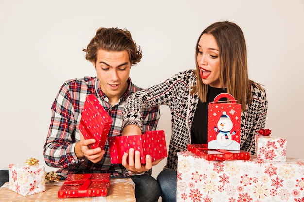 Pareja con cajas de regalos abiertos