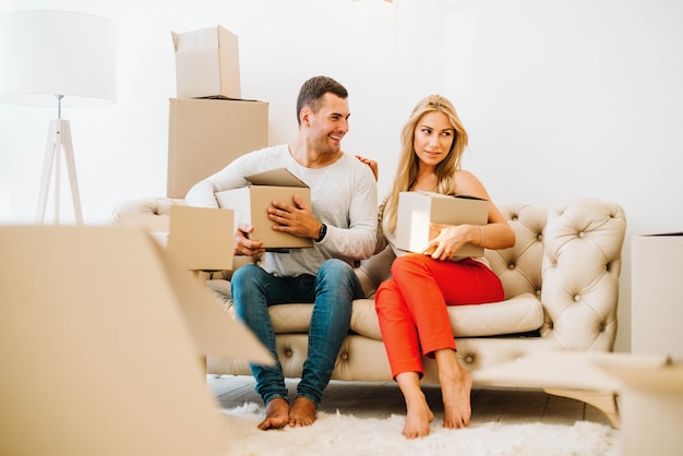 Pareja con cajas reubicadas