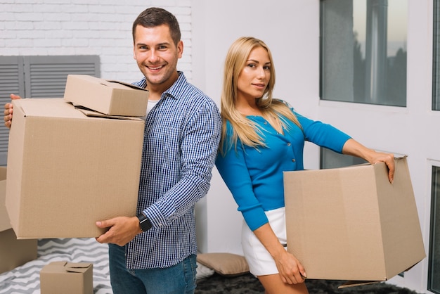 Pareja con cajas