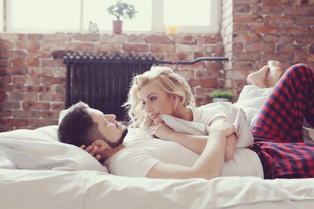 Pareja en cama