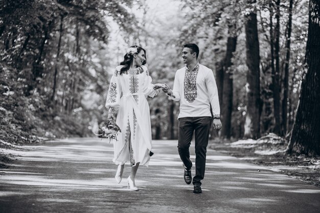 pareja caminando por el bosque