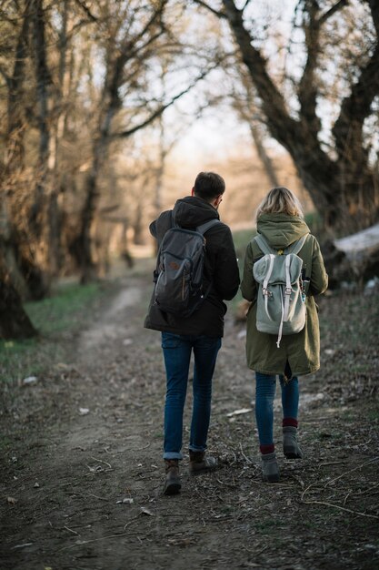 Pareja caminando en el bosque