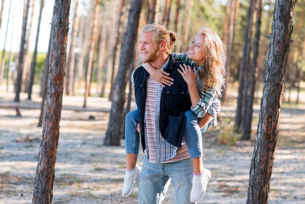 Pareja caminando por el bosque