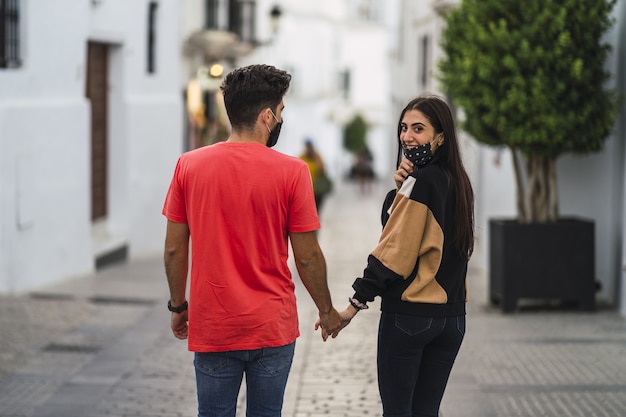 Pareja caminando por una calle pavimentada