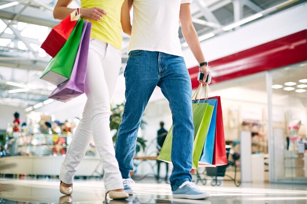 Pareja caminando en un centro comercial