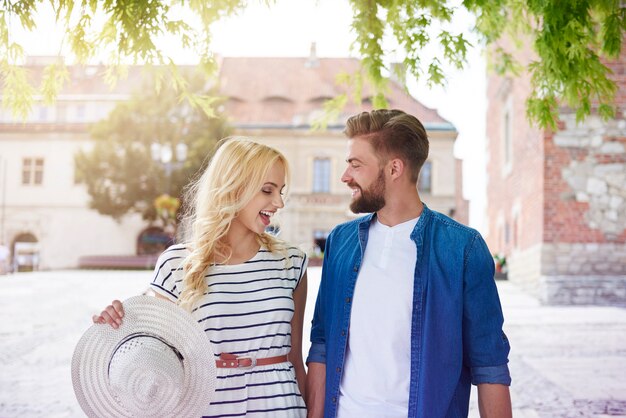 Pareja caminando en la ciudad