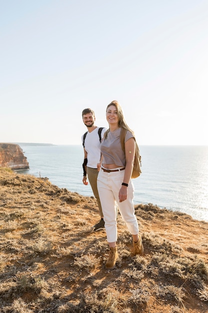 Pareja caminando por una costa junto al mar