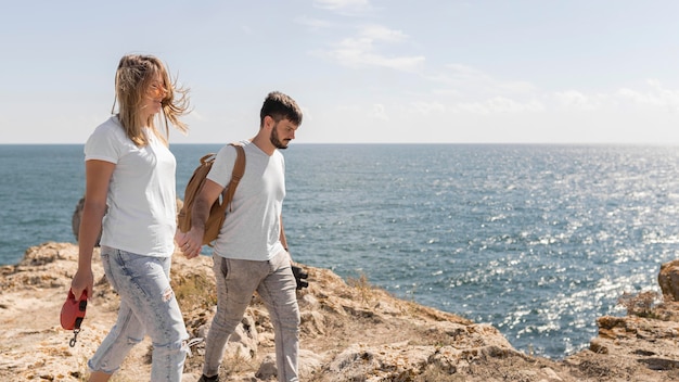 Pareja caminando en un hermoso lugar