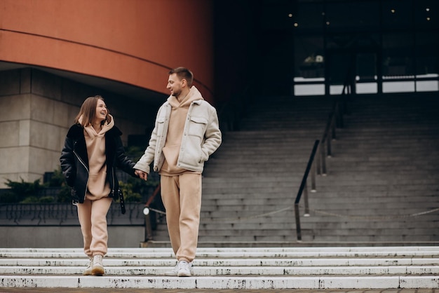 Pareja caminando juntos en la ciudad