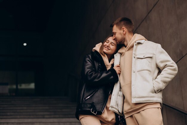 Pareja caminando juntos en la ciudad