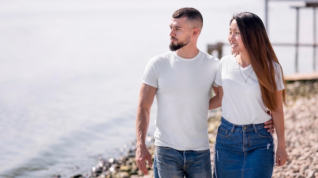 Pareja caminando juntos por la playa