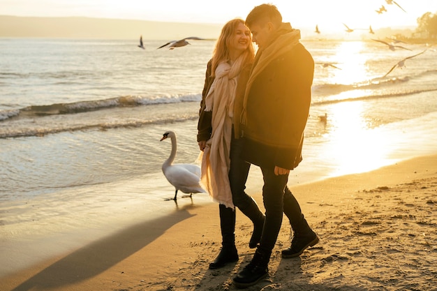 Pareja caminando por la playa en invierno