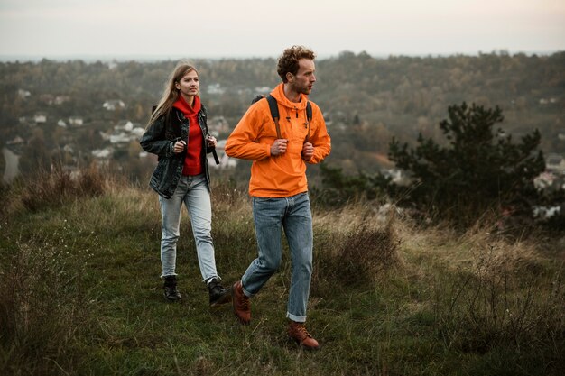 Pareja caminando durante un viaje por carretera juntos