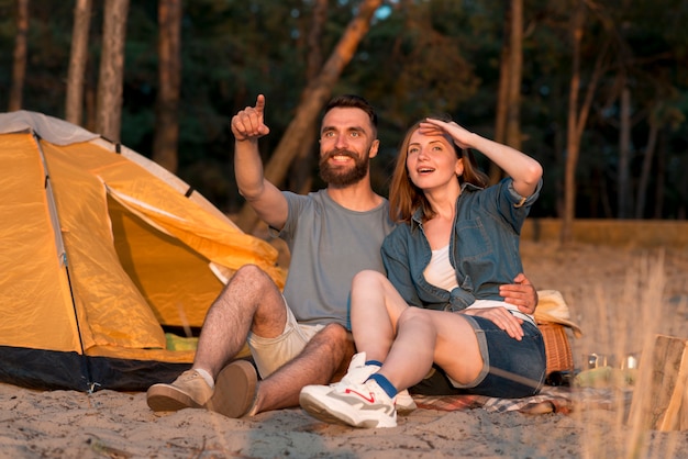 Pareja de camping mirando al cielo