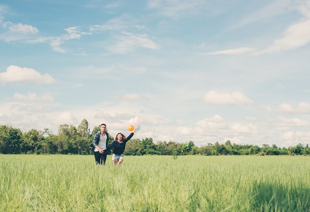 Pareja en un campo verde