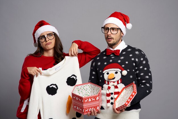 Pareja cansada de aburrir el regalo de Navidad