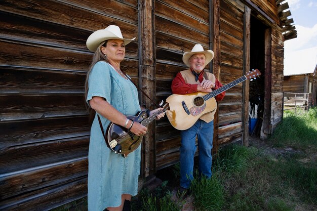 Pareja cantando juntos música country