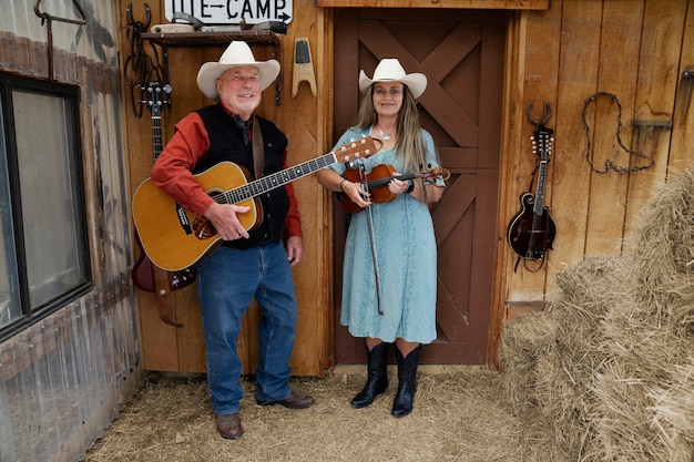 Pareja cantando juntos música country