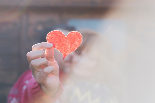 Pareja cariñosa con corazón de papel