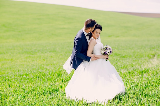 Foto gratuita pareja cariñosa disfrutando al aire libre