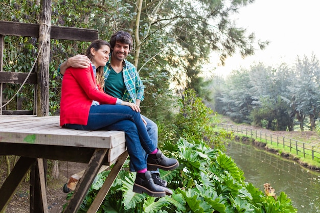 Foto gratuita pareja cariñosa disfrutando de las vistas del parque