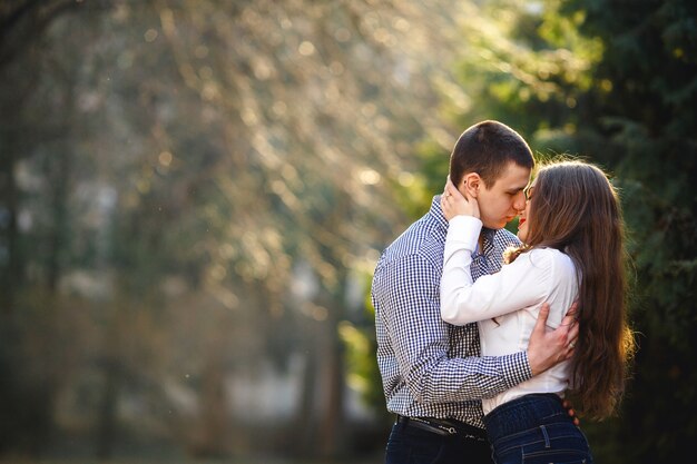 Pareja cariñosa pasando la tarde en el parque