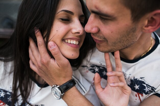 Pareja cariñosa posando en camisetas similares