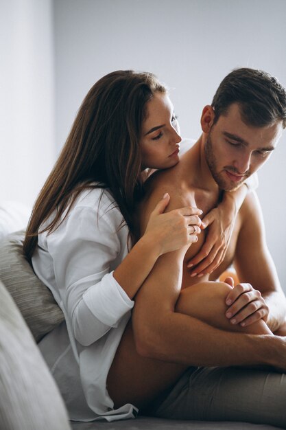 Pareja en casa abrazando