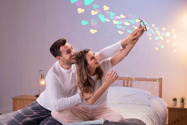 Pareja en casa celebrando el día de San Valentín