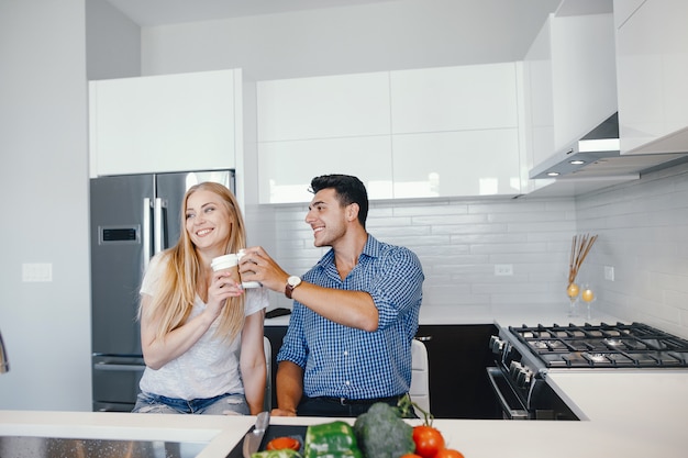 pareja en casa en una cocina