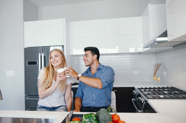 pareja en casa en una cocina