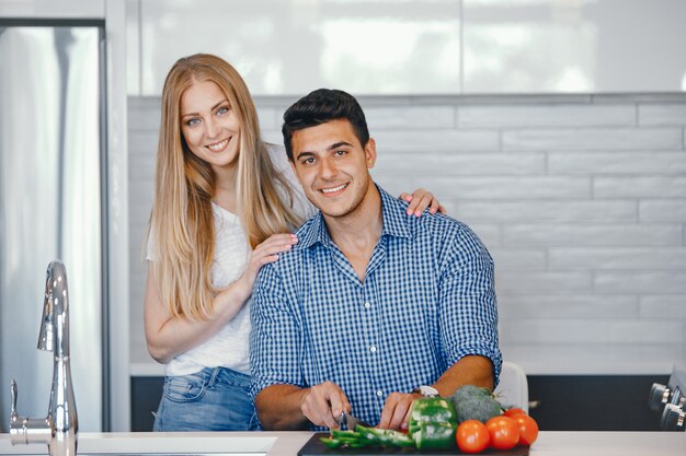 Foto gratuita pareja en casa en una cocina