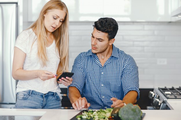 pareja en casa en una cocina