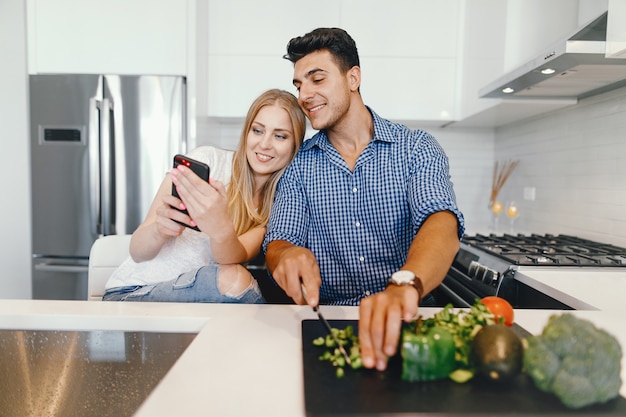 pareja en casa en una cocina