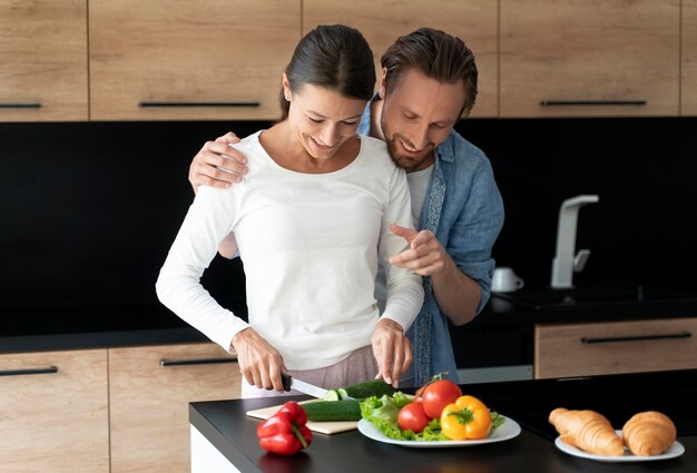 Pareja en casa cocinando juntos