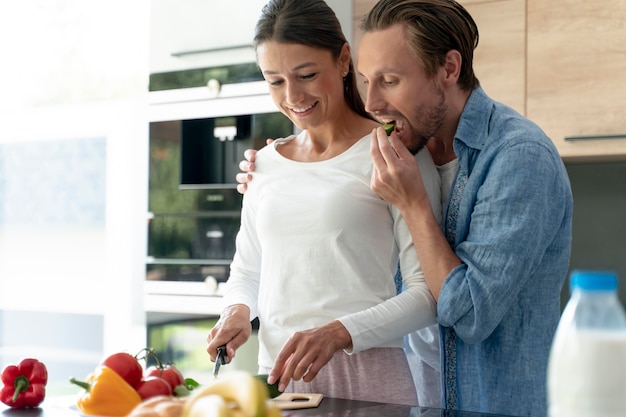 Pareja en casa cocinando juntos