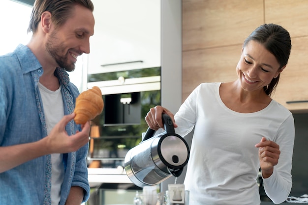 Foto gratuita pareja en casa cocinando juntos