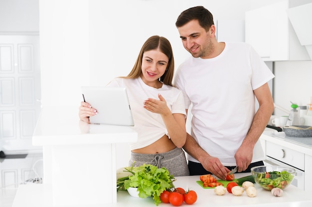 Pareja en casa cocinando