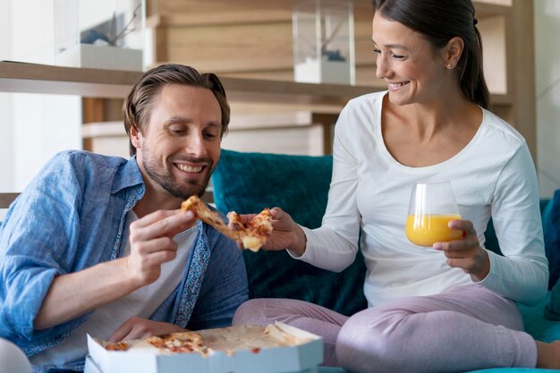 Pareja, en casa, comida, juntos