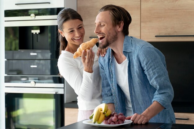 Pareja, en casa, comida, juntos