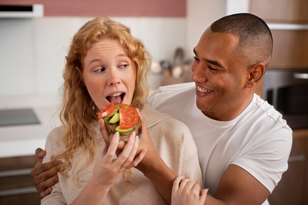 Pareja en casa disfrutando de la vida