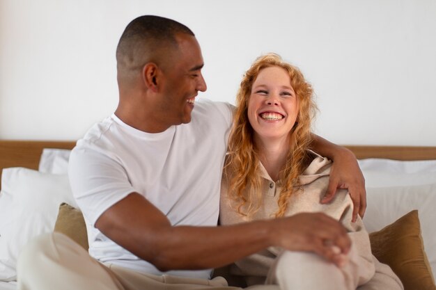 Pareja en casa disfrutando de la vida