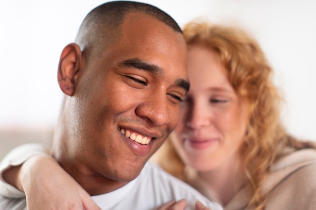 Foto gratuita pareja en casa disfrutando de la vida