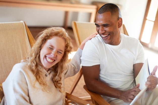 Pareja en casa disfrutando de la vida