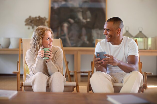 Pareja en casa disfrutando de la vida