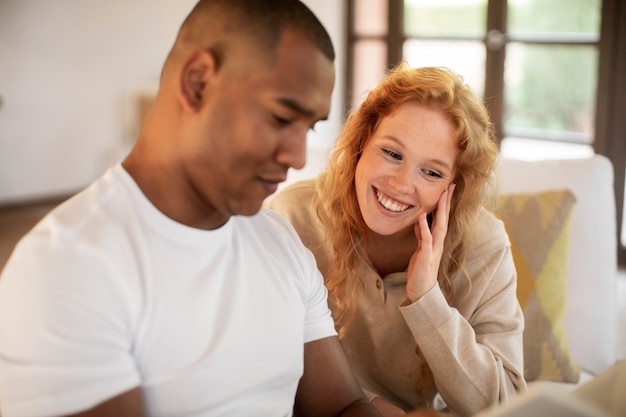 Foto gratuita pareja en casa disfrutando de la vida