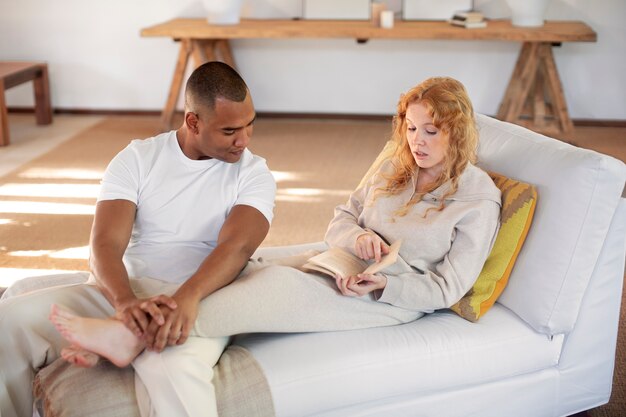 Pareja en casa disfrutando de la vida