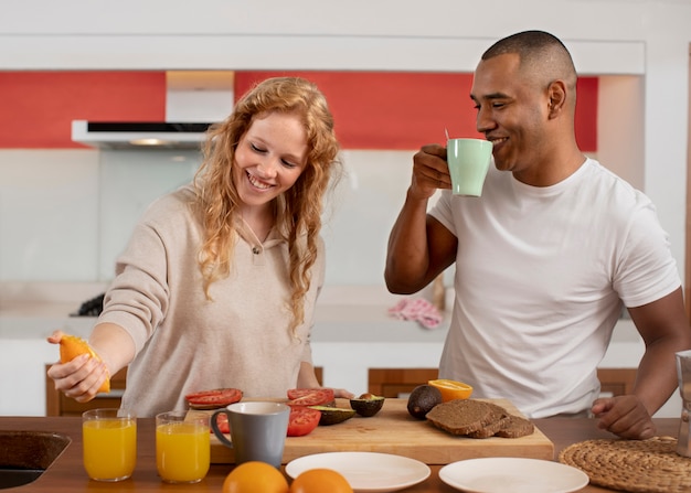 Foto gratuita pareja en casa disfrutando de la vida